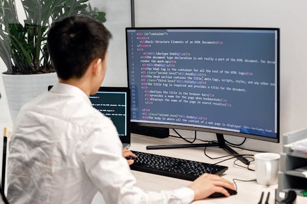 Imagem de uma pessoa trabalhando em rpa robotic process automation