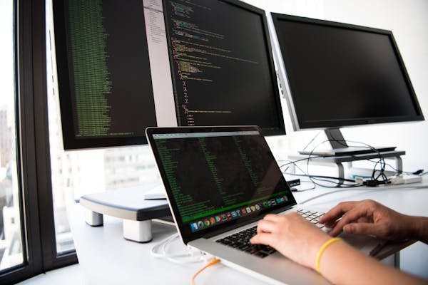 Imagem de uma pessoa programando o robot as a service raas