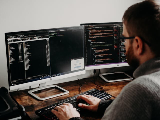 Imagem de uma pessoa desenvolvendo um aplicativo utilizando versionamento de codigo